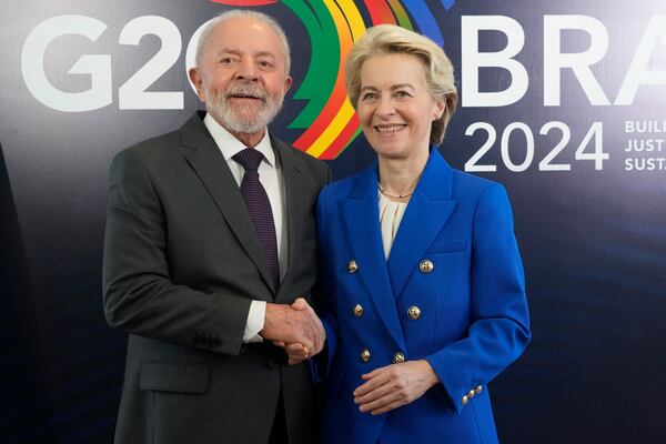 Brazil's President Luiz Inacio Lula da Silva, left, shakes hands with European Commission President Ursula von der Leyen, during a bilateral meeting a day before the opening of the G20 Summit, in Rio de Janeiro, Sunday, Nov. 17, 2024. (AP Photo/Eraldo Peres)