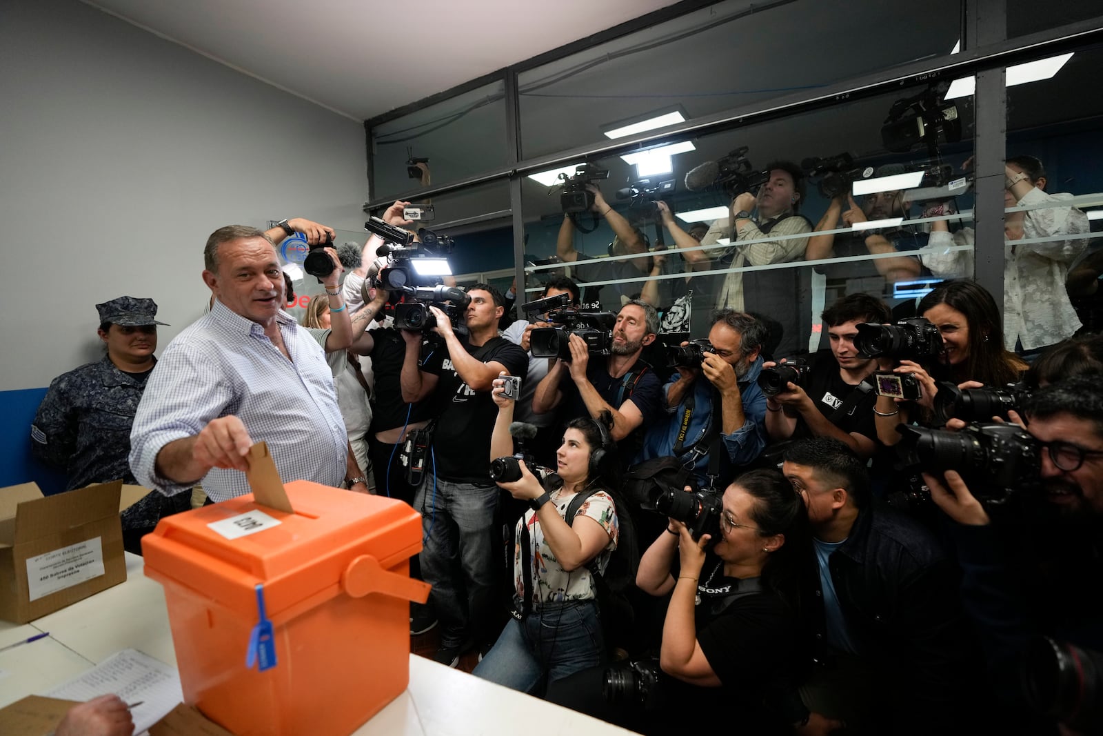 Alvaro Delgado, presidential candidate for the ruling National Party, votes at a polling station during general elections in Montevideo, Uruguay, Sunday, Oct. 27, 2024. (AP Photo/Natacha Pisarenko)