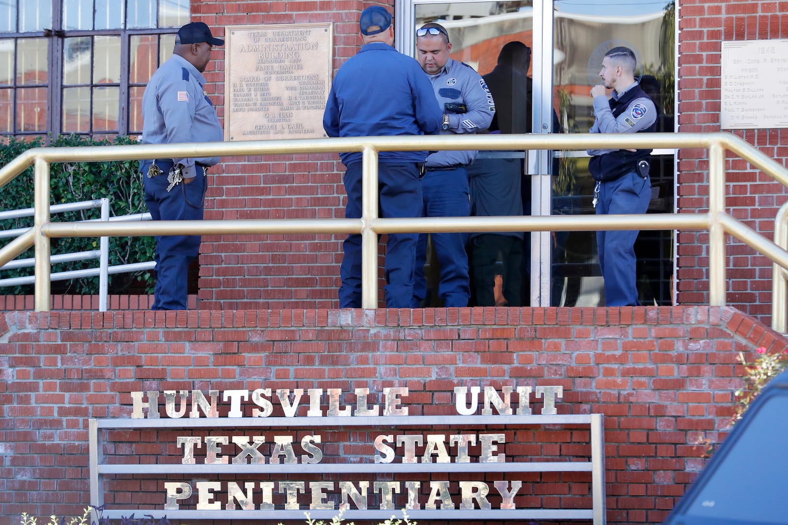 Prison staff gather at the main entrance of the building housing the execution chamber as Robert Roberson awaits his execution, at the Huntsville Unit of the Texas State Penitentiary, Thursday, Oct. 17, 2024, in Huntsville, Texas. (AP Photo/Michael Wyke)