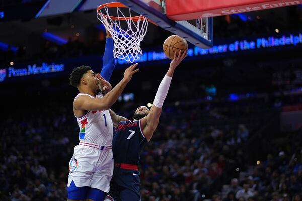 Los Angeles Clippers' Amir Coffey, right, goes up for a shot against Philadelphia 76ers' KJ Martin during the second half of an NBA basketball game, Sunday, Nov. 24, 2024, in Philadelphia. (AP Photo/Matt Slocum)