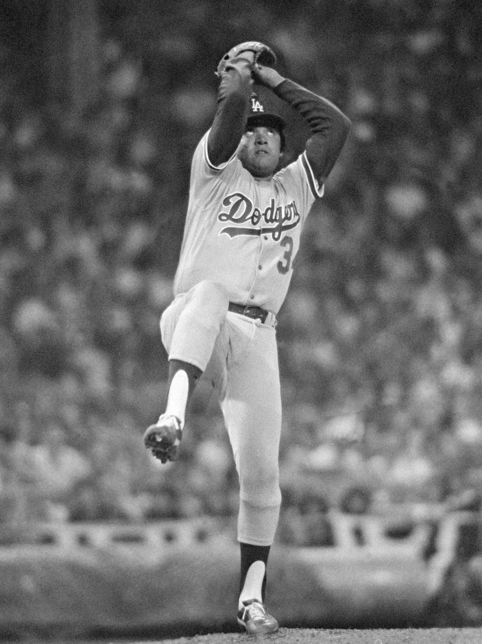 FILE - Los Angeles Dodgers pitcher Fernando Valenzuela pitches in the All-Star game, Aug. 8, 1981, in Cleveland. Fernando Valenzuela, the Mexican-born phenom for the Los Angeles Dodgers who inspired “Fernandomania” while winning the NL Cy Young Award and Rookie of the Year in 1981, has died Tuesday, Oct. 22, 2024.(AP Photo, File)