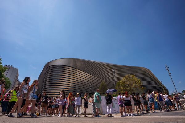 FILE - Fans of US singer Taylor Swift queue to enter her concert, outside Santiago Bernabeu stadium in Madrid, Spain, Wednesday, May 29, 2024. (AP Photo/Manu Fernandez), File)