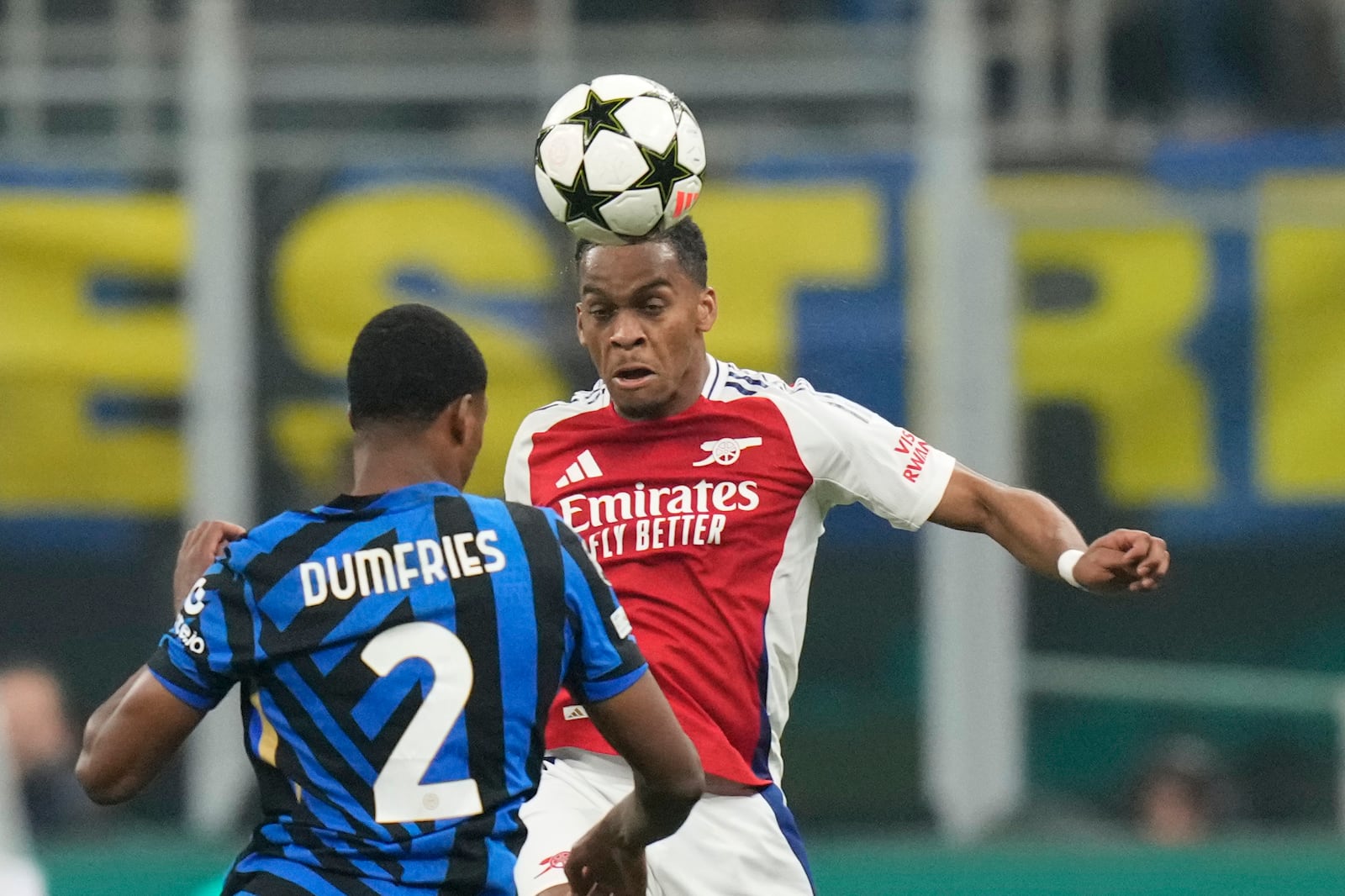 Arsenal's Jurrien Timber, right, challenges for the ball with Inter Milan's Denzel Dumfries during a Champions League opening phase soccer match between Inter Milan and Arsenal at the San Siro stadium in Milan, Italy, Wednesday, Nov. 6, 2024. (AP Photo/Luca Bruno)