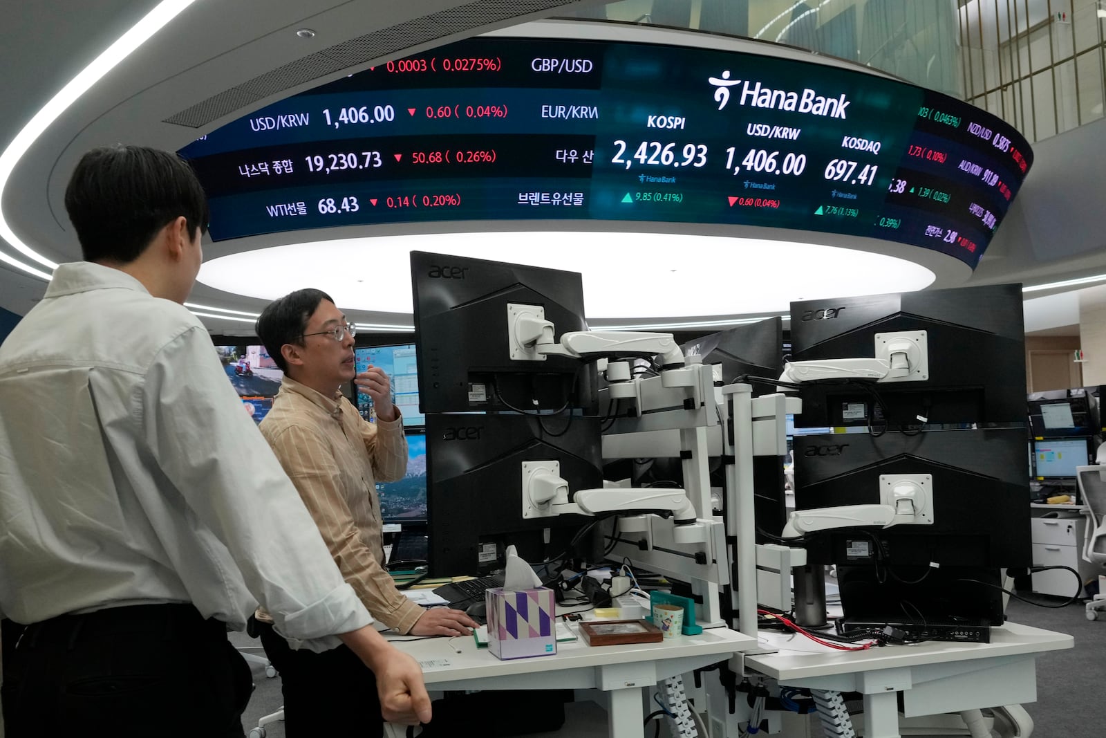 Currency traders work at the foreign exchange dealing room of the KEB Hana Bank headquarters in Seoul, South Korea, Thursday, Nov. 14, 2024. (AP Photo/Ahn Young-joon)