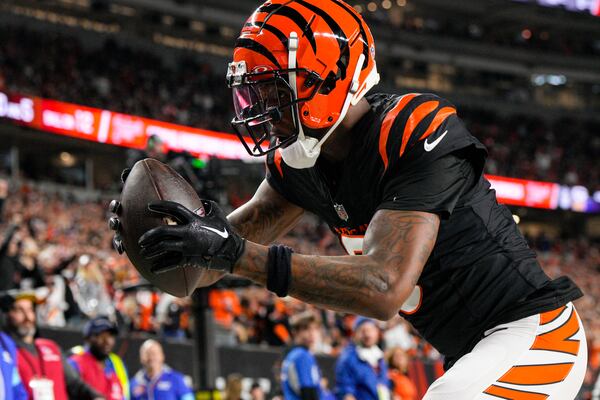 Cincinnati Bengals wide receiver Tee Higgins (5) makes a catch for a touchdown against the Denver Broncos during the second half of an NFL football game in Cincinnati, Saturday, Dec. 28, 2024. (AP Photo/Jeff Dean)