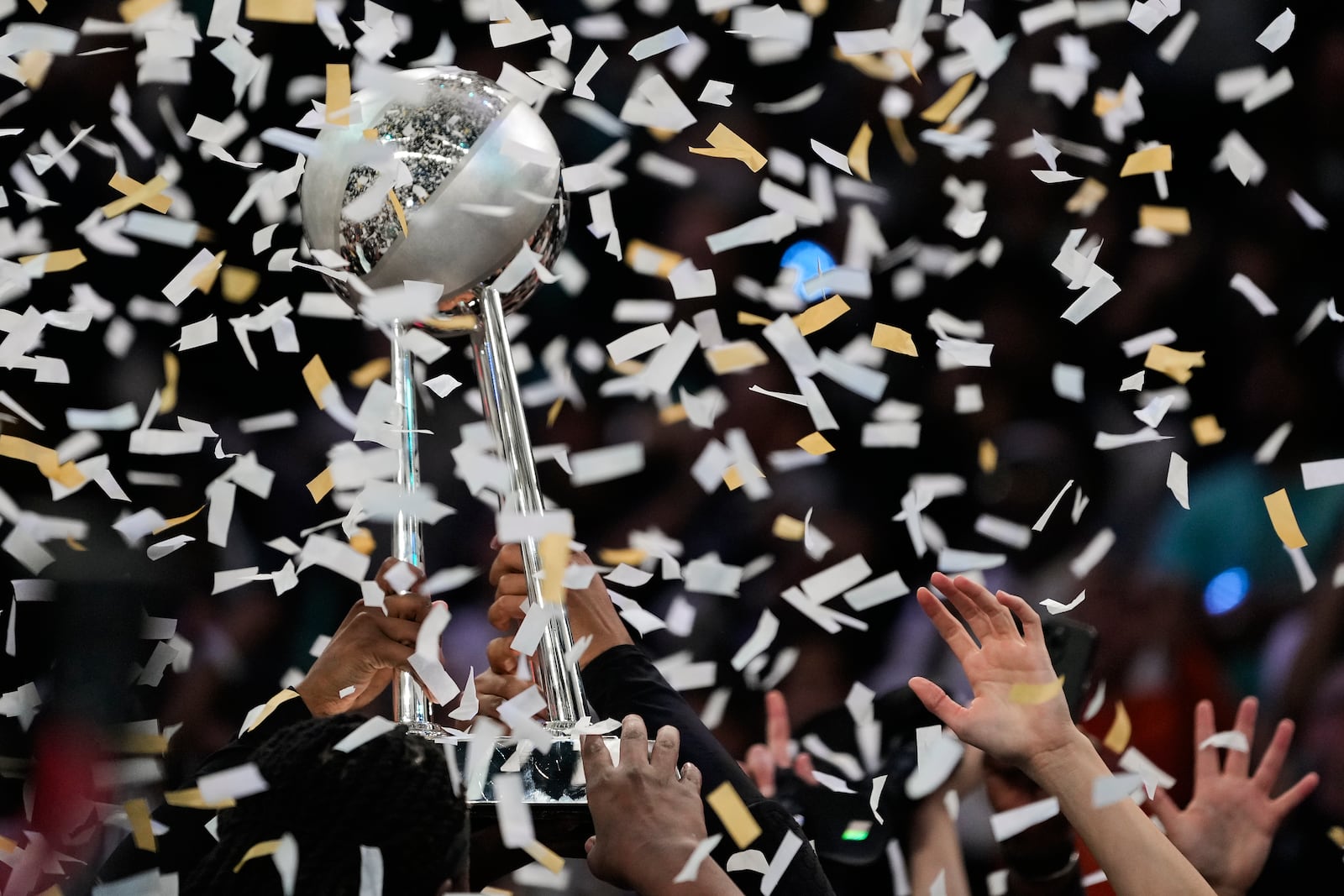 The New York Liberty hold up the championship trophy after defeating the Minnesota Lynx in Game 5 of the WNBA basketball final series, Sunday, Oct. 20, 2024, in New York. (AP Photo/Pamela Smith)