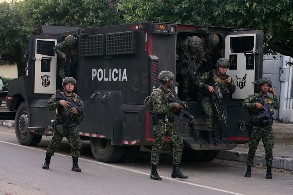 Soldiers deploy in Tibu, Colombia, Monday, Jan. 20, 2025, following a spate of guerrilla attacks that have killed dozens of people and forced thousands to flee their homes in the Catatumbo region. (AP Photo/Fernando Vergara)