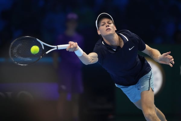 Italy's Jannik Sinner returns to Taylor Fritz of the United States during the final match of the ATP World Tour Finals at the Inalpi Arena, in Turin, Italy, Sunday, Nov. 17, 2024. (AP Photo/Antonio Calanni)