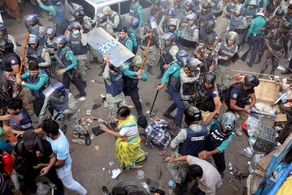 Policemen charge baton to disperse the supporters of Bangladeshi Hindu leader Krishna Das Prabhu after they surrounded police van carrying their leader at the court premises, in Chattogram in southeastern Bangladesh, Tuesday, Nov. 26, 2024. (AP photo)