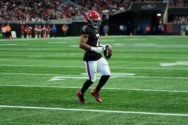 Atlanta Falcons running back Bijan Robinson (7) scores a touchdown in the second half of an NFL football game against the New York Giants in Atlanta, Sunday, Dec. 22, 2024. (AP Photo/John Bazemore)