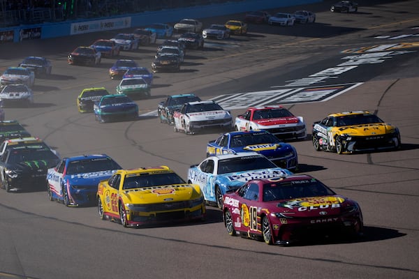 Cars race during a NASCAR Cup Series Championship auto race at Phoenix Raceway, Sunday, Nov. 10, 2024, in Avondale, Ariz. (AP Photo/John Locher)