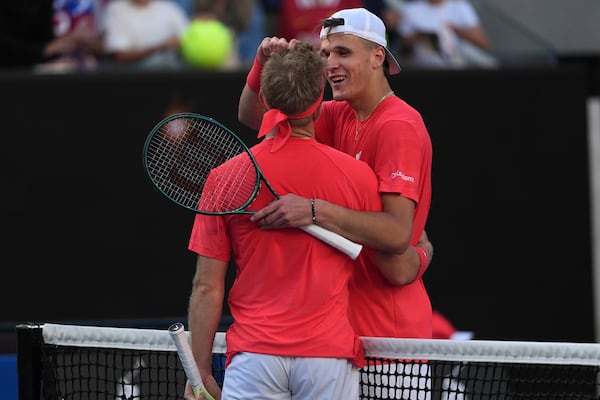 Alejandro Davidovich Fokina, left, of Spain is congratulated by Jakub Mensik of the Czech Republic following their third round match at the Australian Open tennis championship in Melbourne, Australia, Friday, Jan. 17, 2025. (AP Photo/Ng Han Guan)