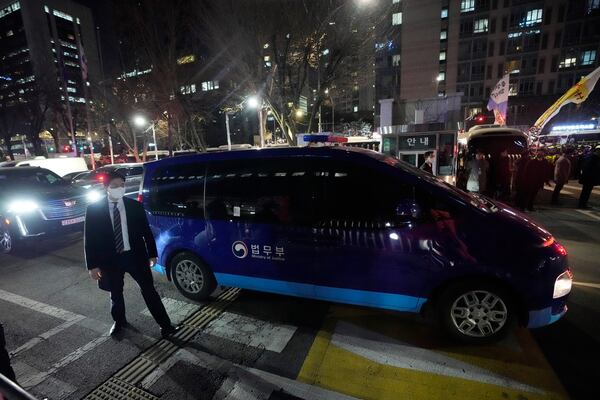 A vehicle carrying impeached South Korean President Yoon Suk Yeol leaves the Seoul Western District Court in Seoul, South Korea, Saturday, Jan. 18, 2025. (AP Photo/Ahn Young-joon)