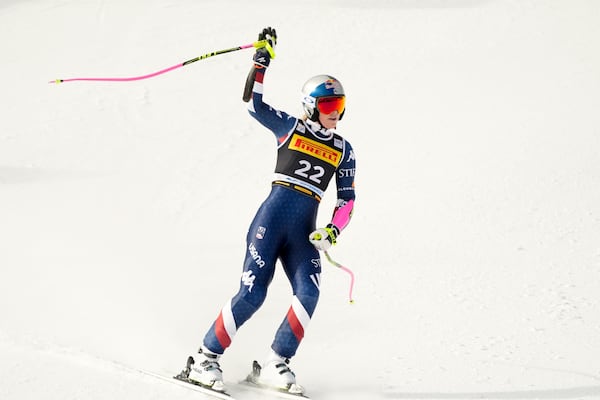 United States' Lindsey Vonn skies down the slope after crashing during an alpine ski, women's World Cup Super-G, in Cortina d'Ampezzo, Italy, Sunday, Jan. 19, 2025 (AP Photo/Giovanni Zenoni)