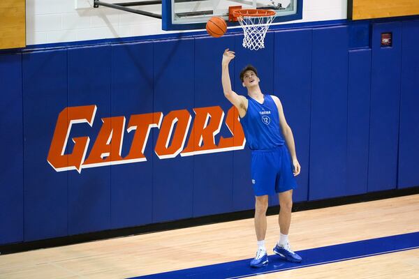 Olivier Rioux, 7-foot-9 NCAA college basketball player at Florida, practices with the team, Friday Oct. 18, 2024, in Gainesville, Fla. (AP Photo/John Raoux)