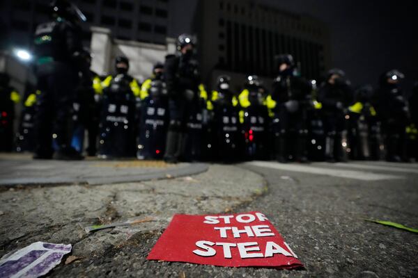 Police officers stand guard at the front gate of the Seoul Western District Court in Seoul, South Korea, Sunday, Jan. 19, 2025. (AP Photo/Ahn Young-joon)