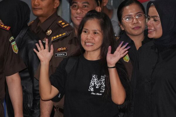 Filipino death row inmate Mary Jane Veloso waves at the media as she leaves Pondok Bambu Prison for Soekarno-Hatta International Airport in preparation for her repatriation to the Philippines, in Jakarta, Indonesia, Tuesday, Dec. 17, 2024. (AP Photo/Achmad Ibrahim)