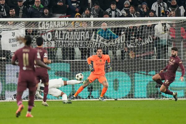 Juventus' Weston McKennie, bottom, scores his side's second goal during the Champions League, opening phase soccer match between Juventus and Manchester City at the Allianz stadium in Turin, Italy, Tuesday, Wednesday, Dec.11, 2024. (AP Photo/Luca Bruno)