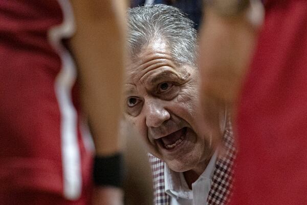 Arkansas head coach John Calipari talks to his players during a timeout in the first half of an NCAA college basketball game against Tennessee, Saturday, Jan. 4, 2025, in Knoxville, Tenn. (AP Photo/Wade Payne)