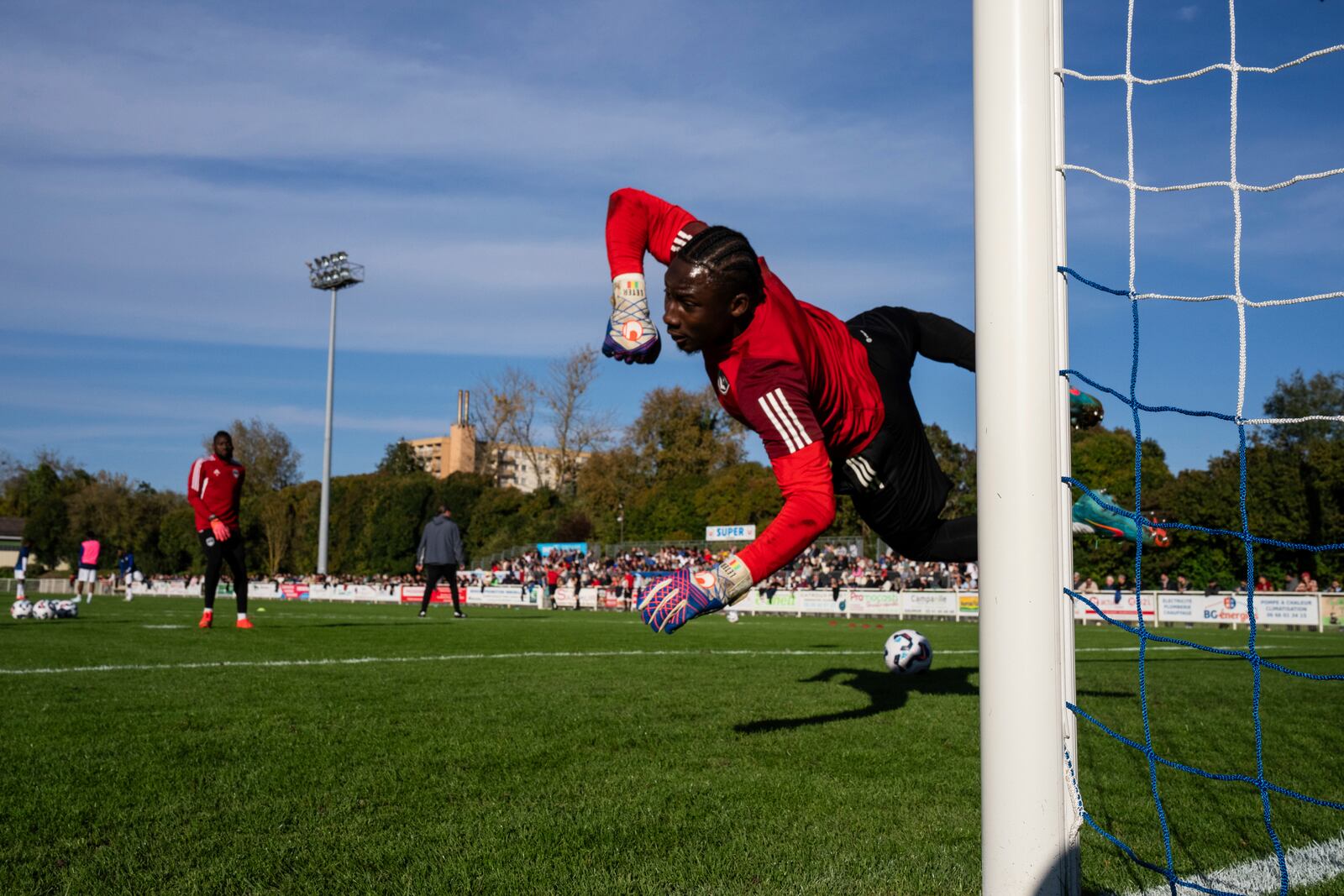 Bordeaux goalkeeper Lassana Diabaté warms-up prior to the Championnat National 2 soccer match between Saumur and Bordeaux, in Saumur, France, Saturday, Oct. 5, 2024.(AP Photo/Louise Delmotte)