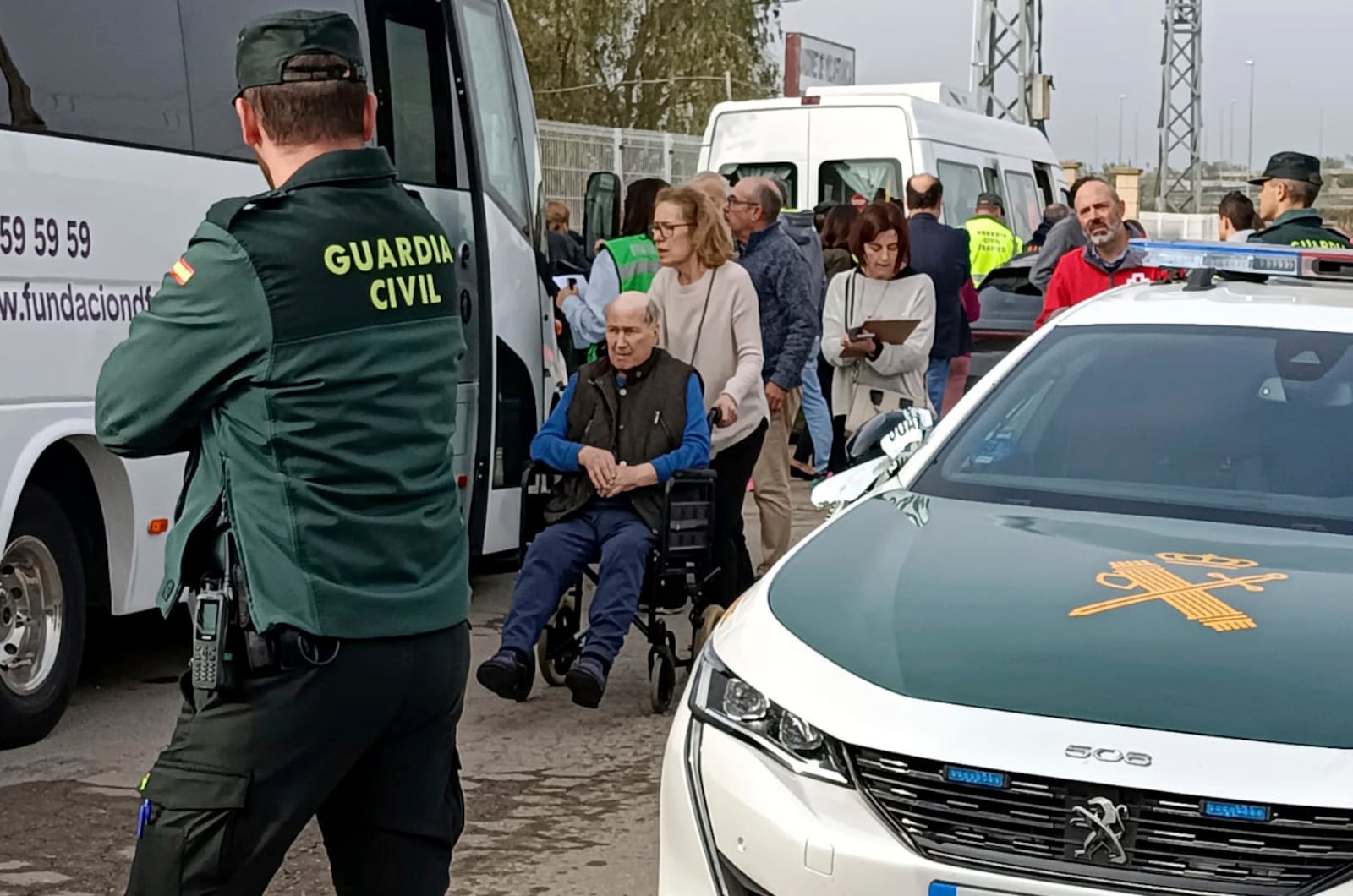 Residents are moved out of the nursing home where least 10 people have died in a fire in Zaragoza, Spain, Friday, Nov. 15, 2024. (AP Photo/Ferran Mallol )