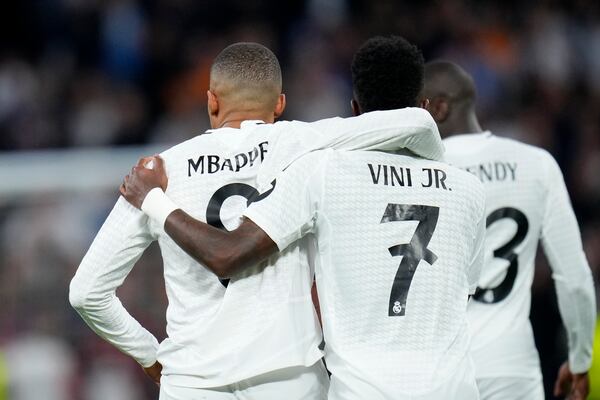 Real Madrid's Vinicius Junior, right, celebrates with his teammate Kylian Mbappe after scoring his side's 4th goal during the Champions League opening phase soccer match between Real Madrid and FC Salzburg at the Santiago Bernabeu stadium in Madrid, Wednesday, Jan. 22, 2025. (AP Photo/Manu Fernandez)