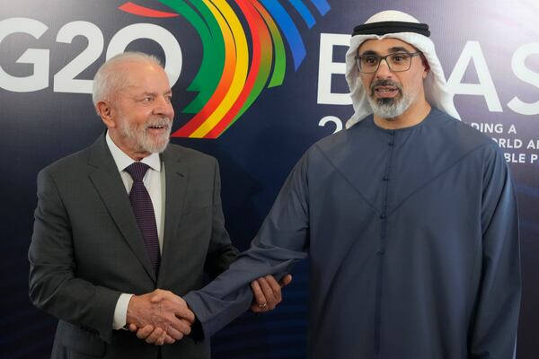 Brazil's President Luiz Inacio Lula da Silva, left, shakes hands with United Arab Emirates President Sheikh Mohamed bin Zayed Al Nahyan, during a bilateral meeting a day before the opening of the G20 Summit, in Rio de Janeiro, Sunday, Nov. 17, 2024. (AP Photo/Eraldo Peres)