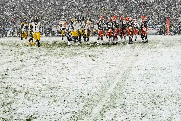 The Pittsburgh Steelers, left, and the Cleveland Browns line up for a play in the second half of an NFL football game, Thursday, Nov. 21, 2024, in Cleveland. (AP Photo/Sue Ogrocki)