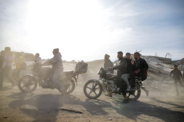 Displaced Palestinians leave parts of Khan Younis as they go back to their homes in Rafah, southern Gaza Strip, Sunday, Jan. 19, 2025. (AP Photo/Jehad Alshrafi)