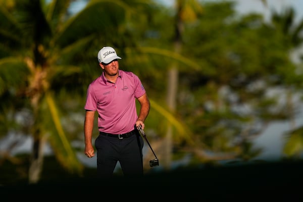 Tom Hoge watches his shot on the 17th green during the first round of the Sony Open golf event, Thursday, Jan. 9, 2025, at Waialae Country Club in Honolulu. (AP Photo/Matt York)