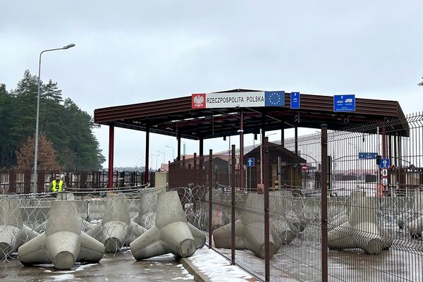 A Polish border guards stands at the crossing point Połowce-Pieszczatka in Polowce, Poland, Thursday, Jan. 16, 2025. (AP Photo/Lorne Cooke)