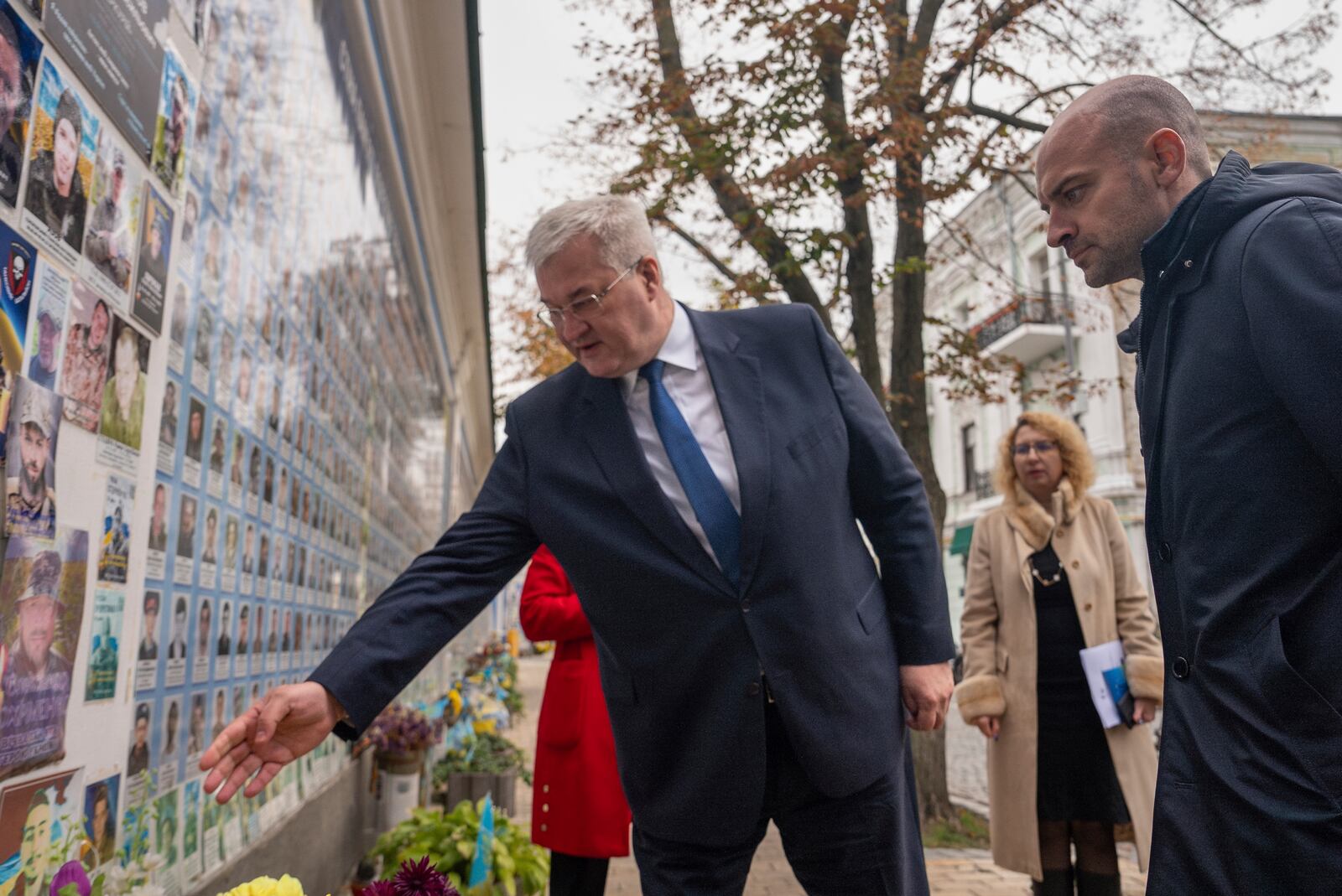 Minister of Foreign Affairs Andrii Sybiha speaks to French Foreign Minister Jean-Noel Barrot about one of the fallen soldier at the memorial for Ukrainian killed soldiers in central Kyiv, Ukraine, Saturday, Oct. 19, 2024. (AP Photo/Alex Babenko)