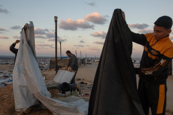 Palestinians build a tent at the Mawasi camp in Khan Younis, central Gaza Strip, Saturday Jan. 18, 2025.(AP Photo/(AP Photo/Jehad Alshrafi)