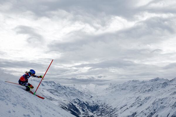 United States' Mikaela Shiffrin speeds down the course during an alpine ski, women's World Cup slalom, in Gurgl, Austria, Saturday, Nov. 23, 2024. (AP Photo/Gabriele Facciotti)