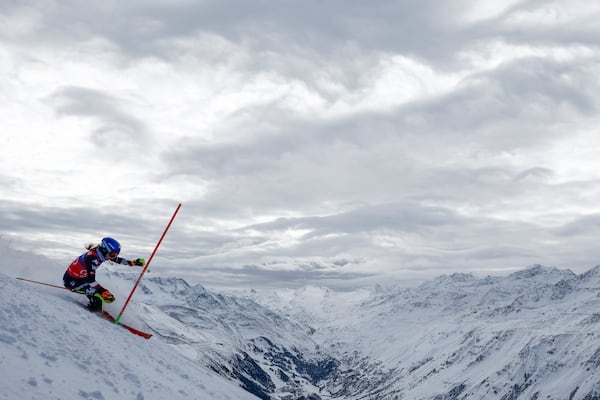 United States' Mikaela Shiffrin speeds down the course during an alpine ski, women's World Cup slalom, in Gurgl, Austria, Saturday, Nov. 23, 2024. (AP Photo/Gabriele Facciotti)