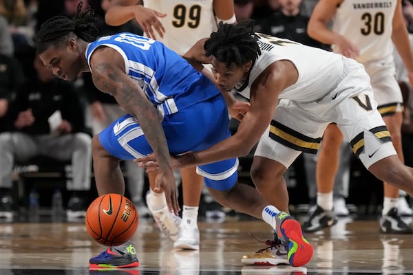 Kentucky guard Otega Oweh (00) and Vanderbilt guard AJ Hoggard, right, chase a loose ball during the first half of an NCAA college basketball game Saturday, Jan. 25, 2025, in Nashville, Tenn. (AP Photo/George Walker IV)